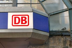 DB står for Deutsche Bahn, selskapet som kan hjelpe oss med billige togbilletter til, fra og i Tyskland.
