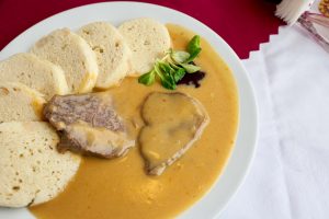 Reise i restaurantvogn: Raus servering om bord! Tsjekkisk spesialitet med mørt kjøtt og brøddumplings.