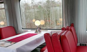 Det tysk-tsjekkiske direktetoget mellom Hamburg og Praha har restaurantvogn med stil. Og god mat!