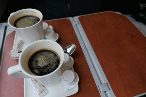 Om bord på "Mimara" mot Salzburg. Når kaffen endelig kommer, serveres den på ordentlig vis.
