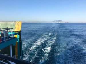 På denne reisen med tog til Marokko reiste artikkelforfatteren også med ferje over Gibraltarstredet. Spania og "The Rock" sees i bakgrunnen.