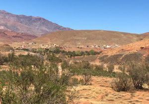 Med tog til Marokko: Landsby i nær 2000 meters høgd i Atlasfjella.
