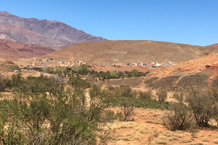 Med tog til Marokko: Landsby i nær 2000 meters høgd i Atlasfjella.