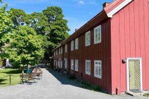 Fredelig og vakkert, midt i sentrum av byen, ligger Gjøvik Gård.