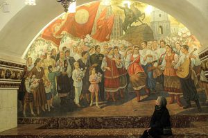 Denne freskoen på Kievskaya metrostasjon hyller 300 års vennskap mellom Russland og Ukraina.