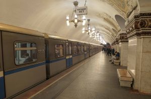Foto av bane og folk som venter. Tatt under en reise med metroen i Moskva.