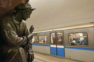 På metrostasjonen Ploshchad Revolyutsii i Moskva venter 76 bronsefigurer på oss. Dette bildet viser en av dem.