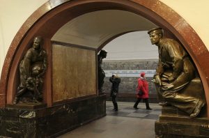 På metroen i Moska møtes revolusjonens helter og dagens moskovitter.