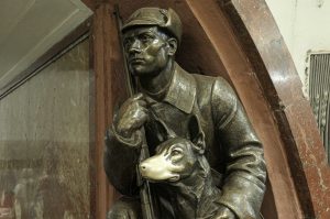 En hundesnute som skal gi hell og lykke for den som husker, og tør, stryke den. Denne bronsefiguren er fotografert under en reise med metroen i Moskva.