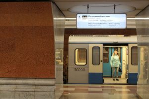 Metroen i Moskva er mye museum og stor severdighet, men likevel først og fremst et effektivt transportsystem for moderne mennesker i en millionby.