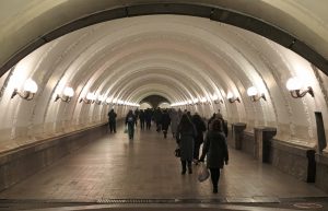 Selv nå under pandemien er metroen i Moskva den beste og mest praktiske måten å reise rundt i Moskva på, skriver WHO i en rapport fra oktober i år. Måtte moskovittene, metroen og vi alle gå bedre tider i møte igjen snart!