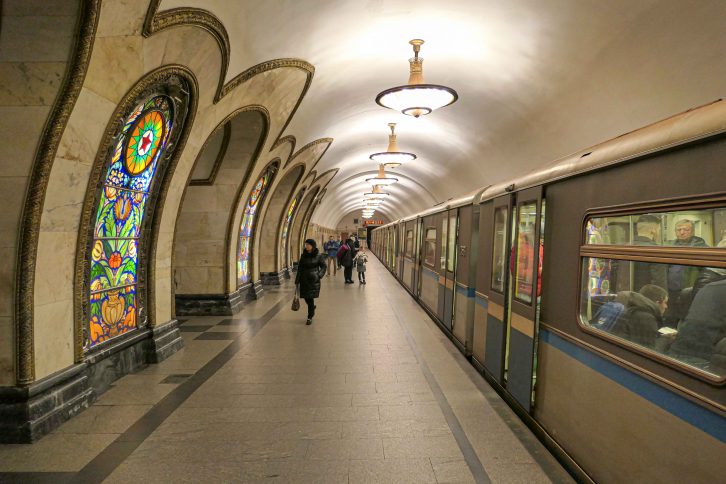 Metrostasjonen Novoslobodskaya i Moskva er holdt i jugendstil og tar imot de reisende med eventyrlig vakre glassmosaikker.