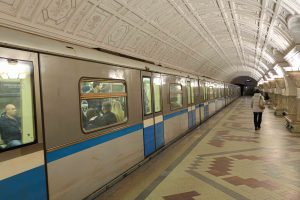 Belorusskaya er den fjerde stasjonen vi stopper ved på denne turen med metroen i Moskva