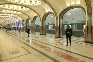 Metrostasjonen Mayakovskaya vant en Grand Prix under verdensutstillingen i New York i 1939, ble brukt som bomberom og som tilholdssted for Stalin under andre verdenskrig, og er spesielt vakker med sine store rom og rene linjer.