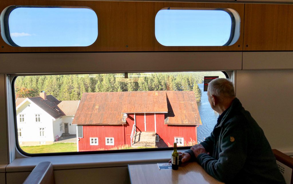 Dette bildet fra restaurantvognen på Sørtoget viser at togreiser i Norge kan være riktig fint.