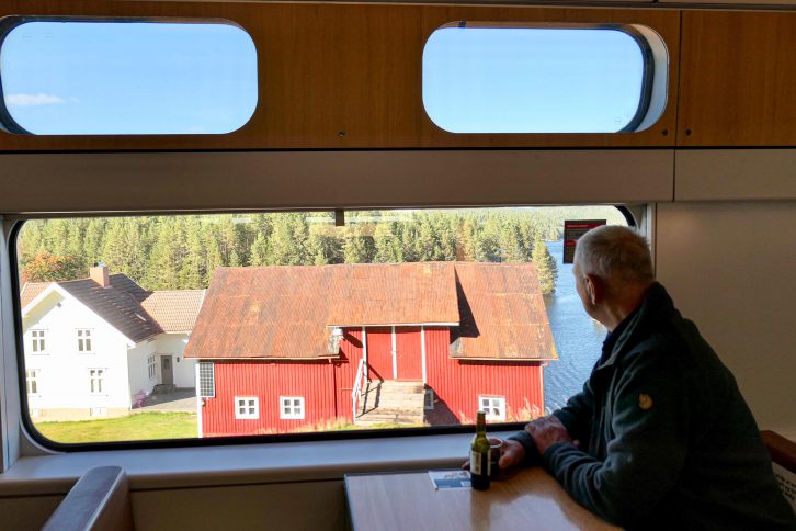 Dette bildet fra restaurantvognen på Sørtoget viser at togreiser i Norge kan være riktig fint.