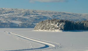 Togreiser vinteren 2021 - foto tatt fra toget langs Mjøsa.