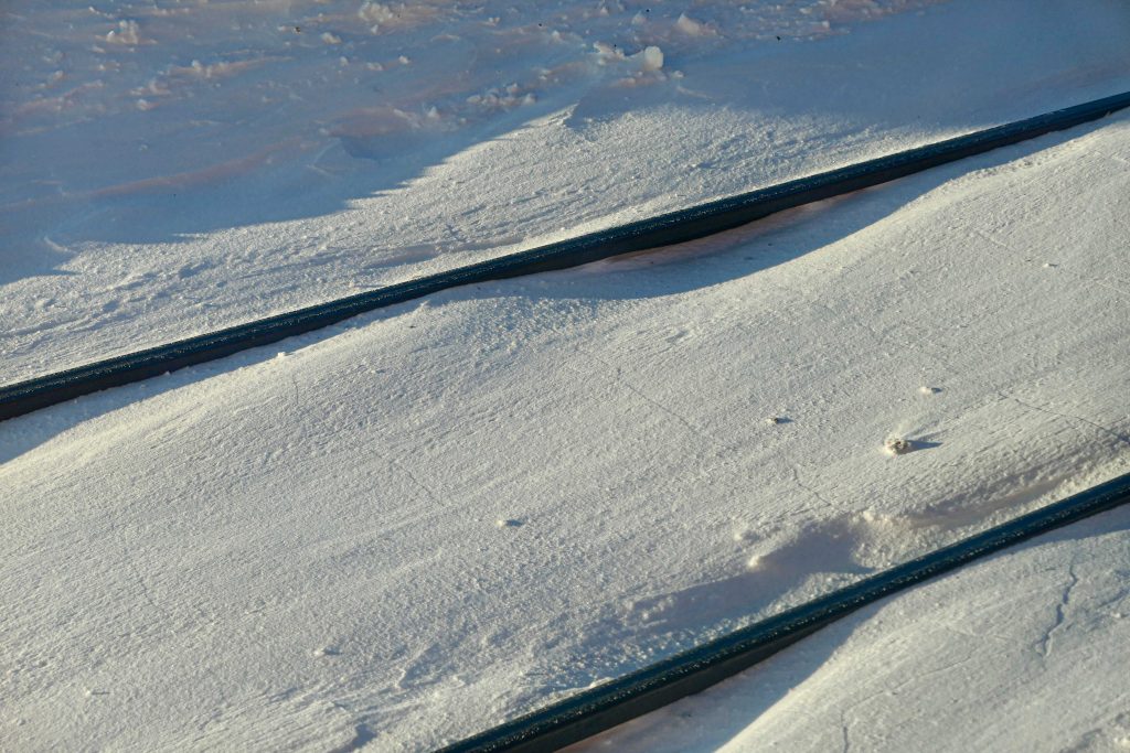 Togreiser vinteren 2021 - foto tatt fra toget langs Mjøsa.