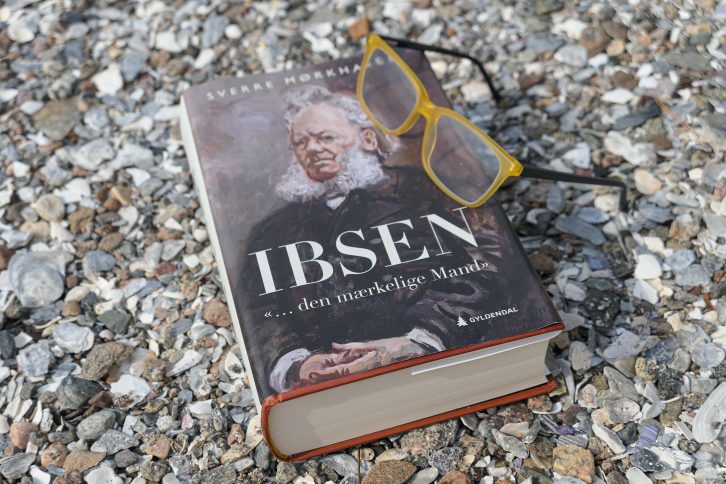 Foto av Sverre Mørkhagens Ibsen-biografi, brukt i bloggpost om å reise med tog til Gossensass