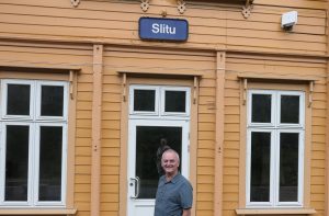 Gjesteblogger Svein Sundsbø tok toget til Slitu stasjon. Det aller første han fant, var en stasjonsbygning fra 1882.