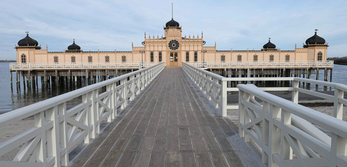 Kallbadhuset i Varberg er bygget i orientalsk stil og er en av attraksjonene vi kan besøke om tar tog til badeferie i Sverige.