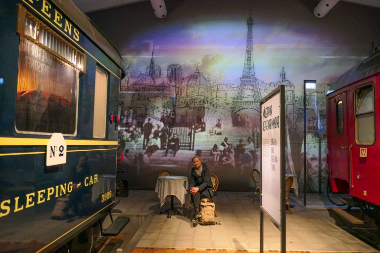 I utstillingen Drømmenes Kupé på Danmarks Jernbanemuseum i Odense står bom stille, men når vi går av, er vi plutselig kommet til en liten fortauskafé i Paris, likevel.