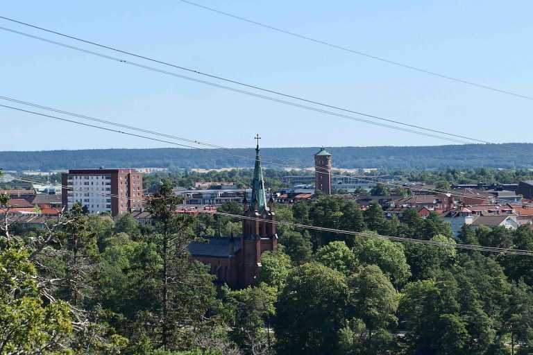 Utsikt fra Kopparklinten mot Trollhättan sentrum.