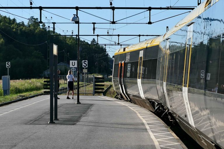 Vi hadde Tanum station som start- og endepunkt for vår lille ferie, og kunne kjøpe hele reisen for 35 svenske kroner på Västtrafiks app To Go (per person hver vei). Men også med start fra Oslo S er en togferie til Trollhättan særdeles enkel og billig.