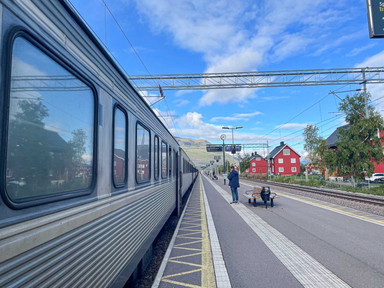 Nattoget fra Stockholm til Narvik tar et opphold på Abisko Östra.