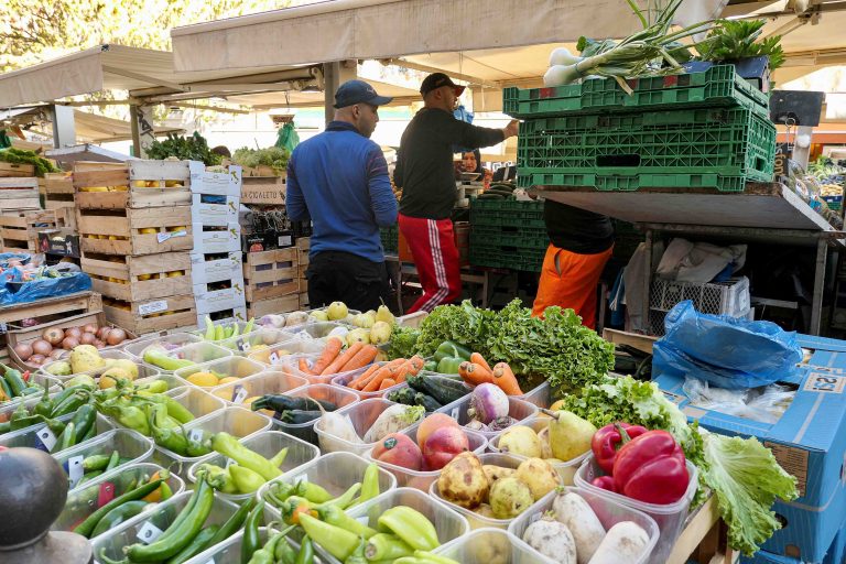 Grønnsaksmarked en mandag morgen i Marseille.