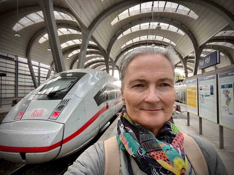 Klar for å reise til Syden med tog. Her har jeg tatt en selfie på Kiel Hauptbahnhof.