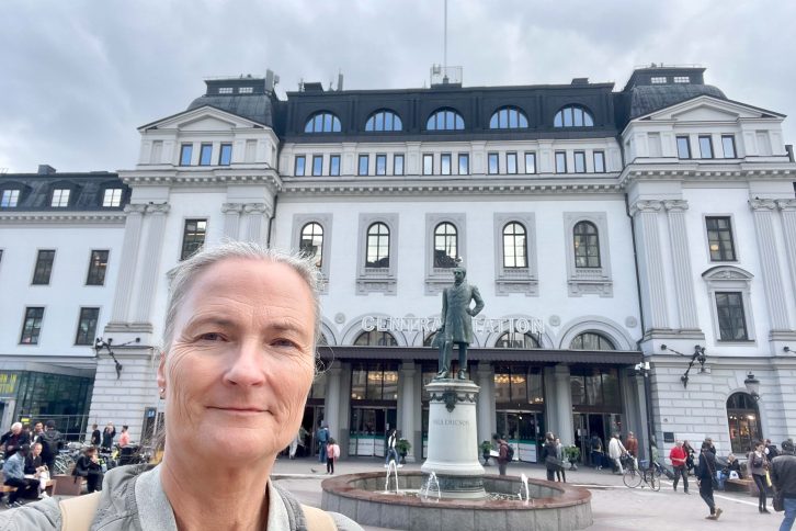 Selfie av togbloggeren foran Stockholm Central.