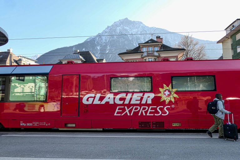 Glacier Express på stasjonen i Brig. Her gikk vi av, mens de fleste andre fortsatte til endestasjonen, Zermatt.