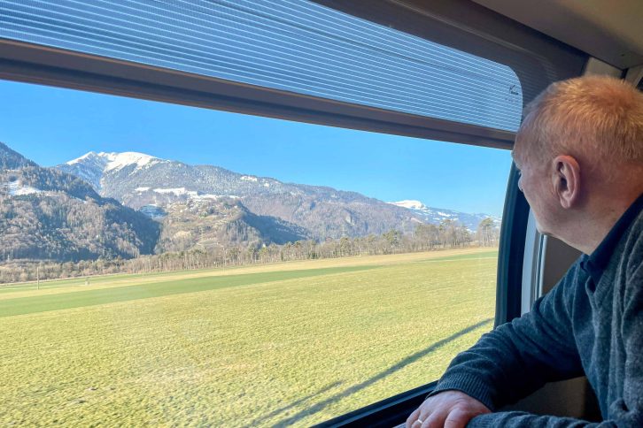 Foto fra regiontog mellom Zürich og Chur i Sveits.