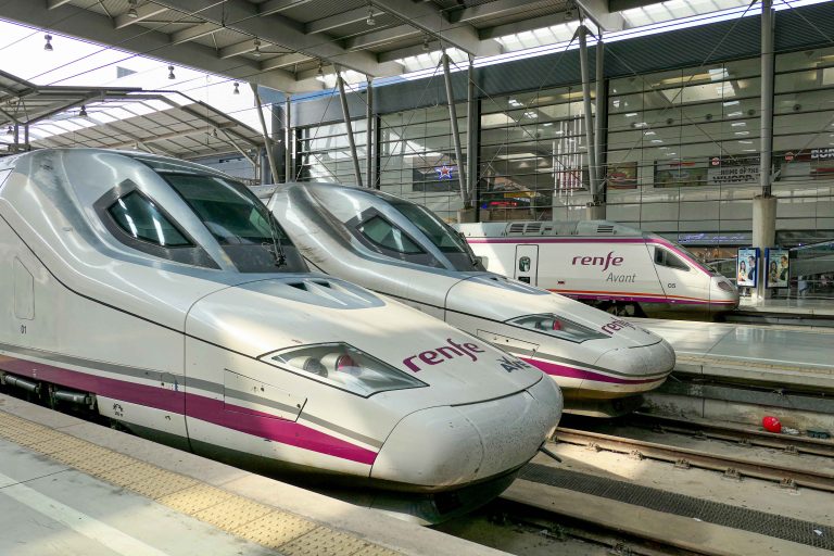 Men hva koster det å reise til med tog til Spania? Det er spørsmålet mange vil ha svar på. I denne bloggposten har jeg forsøkt å svare.