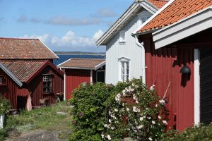 Trehusbebyggelse på Käringön, fra en reise på svenskekysten med tog, buss og ferge