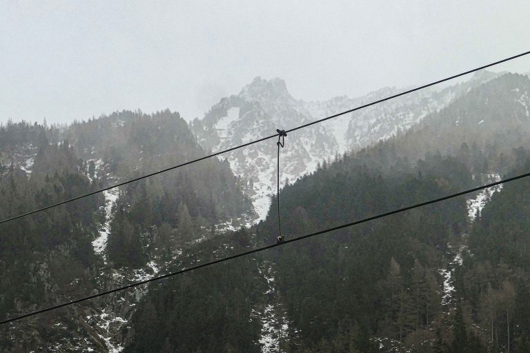 Utsikt fra togvindu mot fjellene i Andorra.