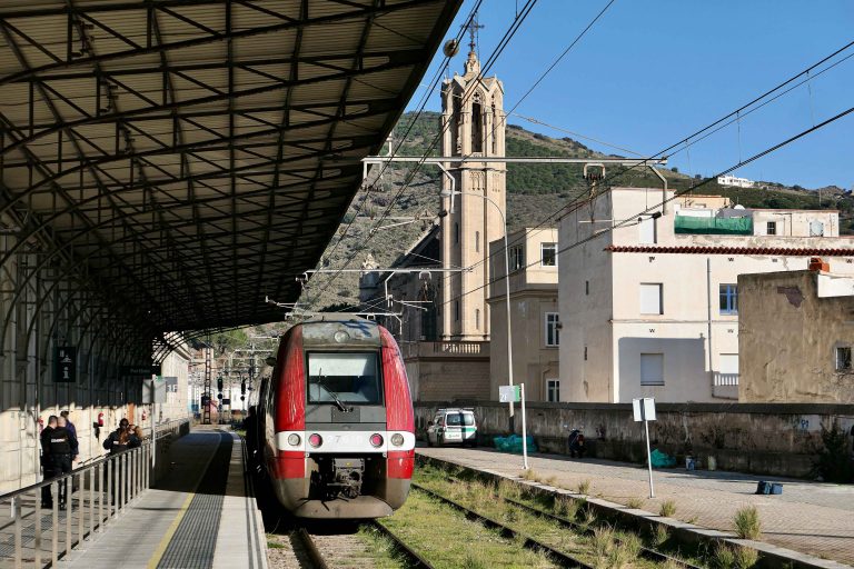 Når vi reiser fra Perpignan med regionale tog til Barcelona, er det alltid et togbytte underveis. Vi byttet tog i den spanske grensebyen Portbou.