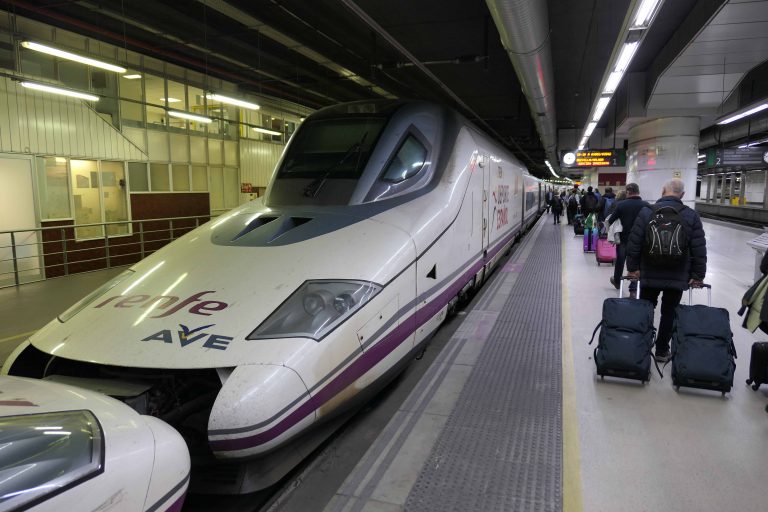 Reiser vi til og fra Barcelona Sants med høyhastighetstog, oppfører jernbanestasjonen seg omtrent som en flyplass. Vi må gjennom sikkerhetskontroll og innsjekk, men får til gjengjeld effektiv transport langs bakken.