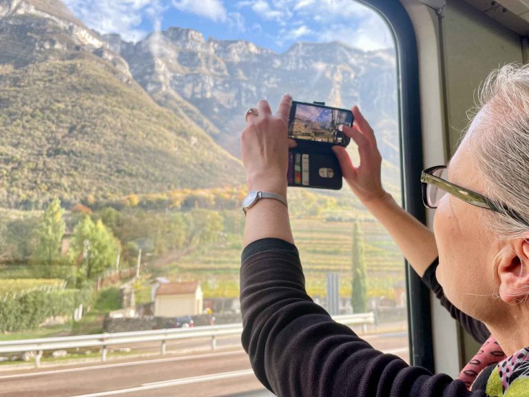 Togbloggeren henger ved et vindu og tar bilder underveis på reisen med tog til Italia.