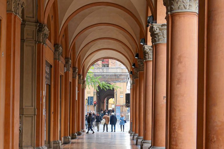 Bolognas fortauer er de mest elegante vi noen gang har sett. Det skal være ca. 40 km med slike søyleganger i byen.