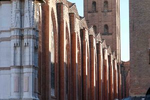 En vegg av San Petronio-basilikaen ved Piazza Maggiore i Bologna.