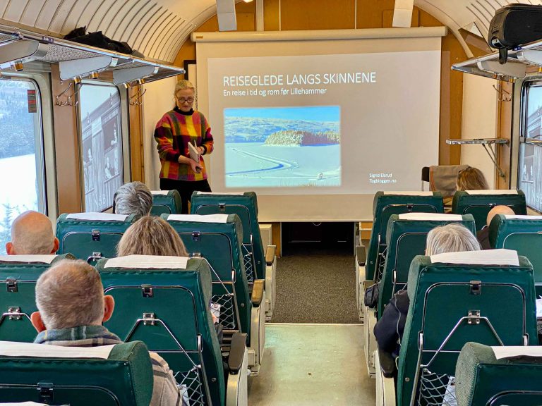 Selv var jeg invitert om bord for å snakke om reiseglede langs skinnene i Stålvogntogets scenevogn.