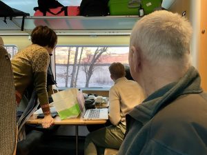 Passasjerer ser ut av vinduet underveis på reisen med tog til Stockholm.
