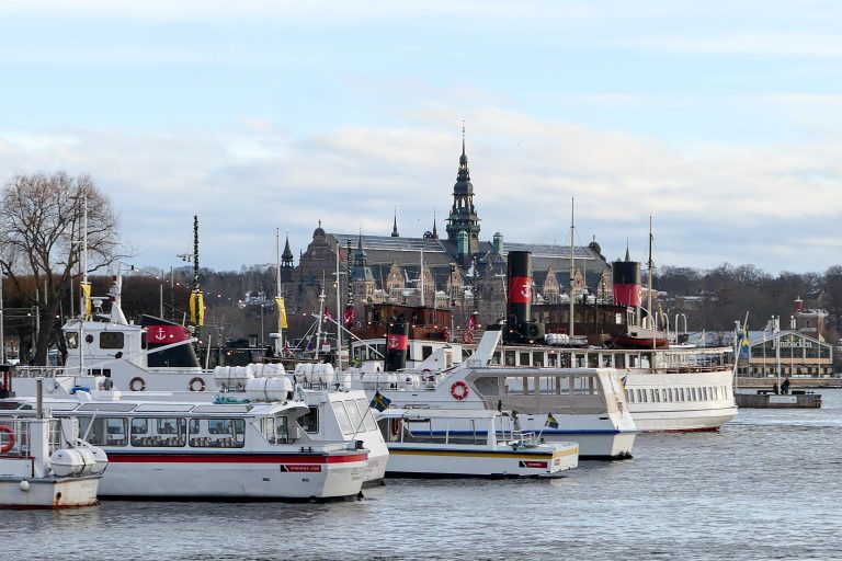 I byen på holmene, Stockholm, ligger båtene til kai i januar og venter på varmere og travlere dager.