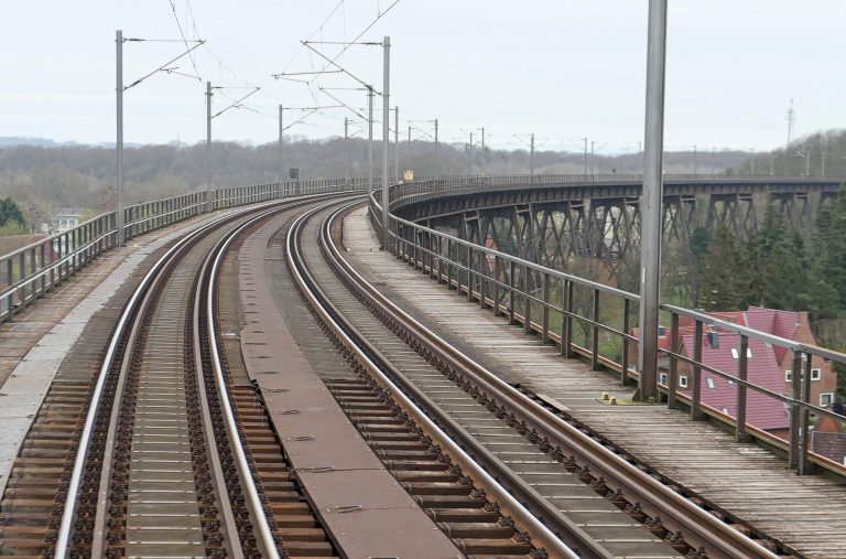 Jernbanebroen over Kiel-kanalen - et høydepunkt på reisen med tog til London.