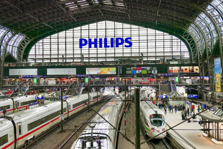 Når vi reiser til London med tog, må vi først komme oss hit til Hamburg Hauptbahnhof. Herfra kan vi velge og vrake i togavganger.