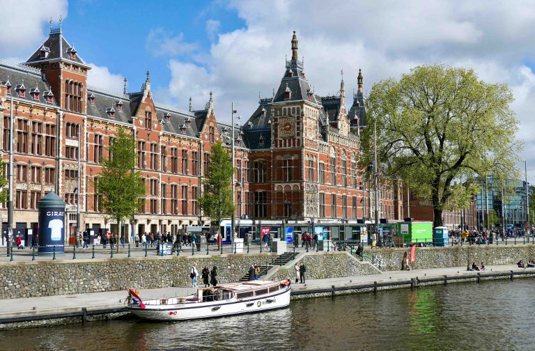 Amsterdam Central er siste stopp når vi reiser til London med tog på reiseruten via Amsterdam.