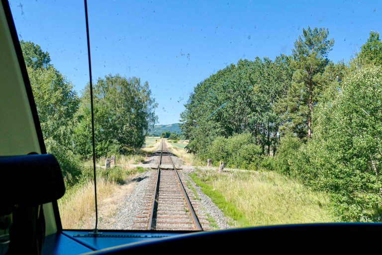 Tar vi en sommerferie med tog i Västra Götaland, kan vi reise på lille Kinnekullebanan ved Vänern.