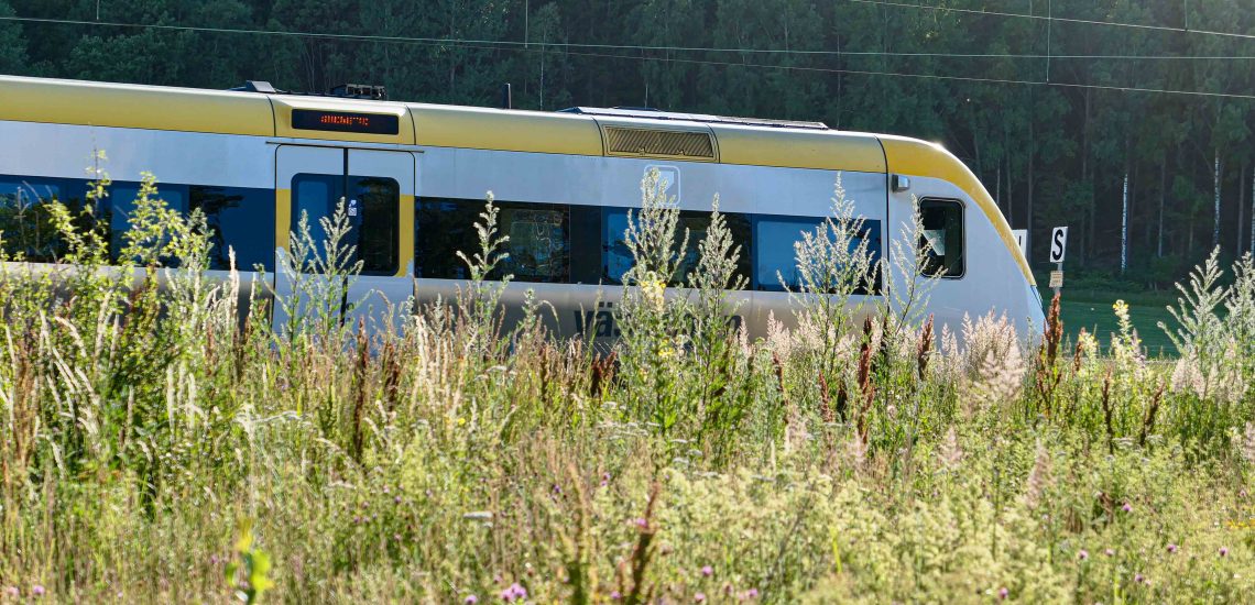 Tar vi en sommerferie med tog i Västra Götaland, kan vi for eksempel reise på Bohusbanan mellom Strömstad og Göteborg.